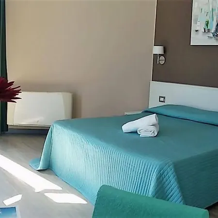 מלון Mediterraneo 4*